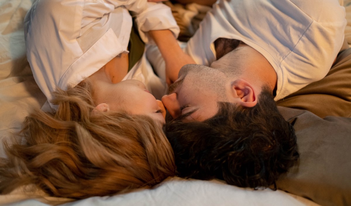 Tiem, kuri alkst kaislīgas naktis ar savu otro pusīti, šeit ir daži vienkārši padomi: palīdzēs gan pikanti fotoattēli, gan intīmi pieskārieni.